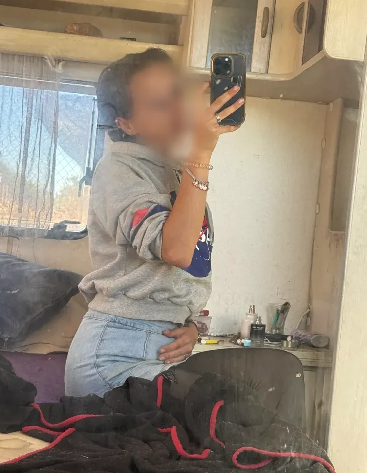 Esra, 24
