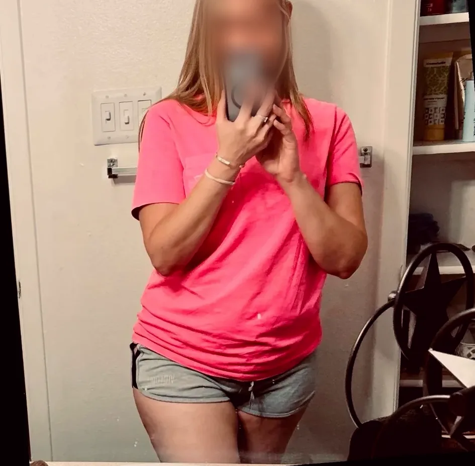 Manuela, 28
