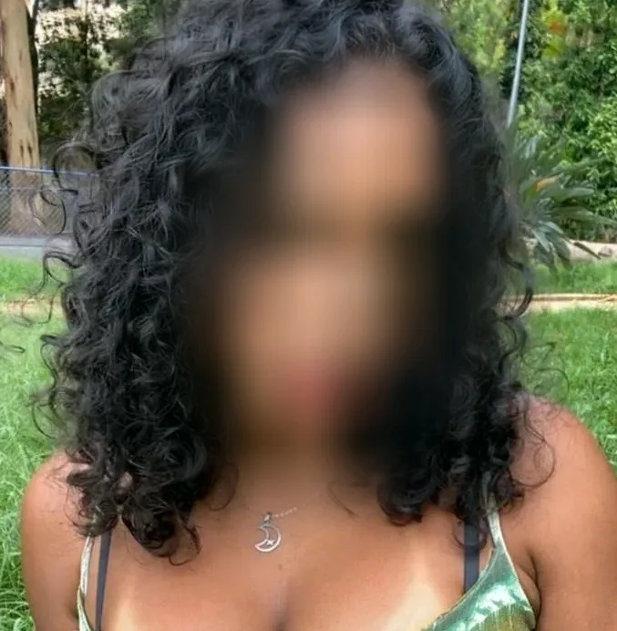 Neele, 24